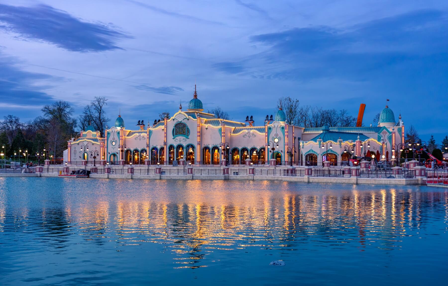 Façade élégante du restaurant The Regal View surplombant le lac Adventure Bay à Disney Adventure World