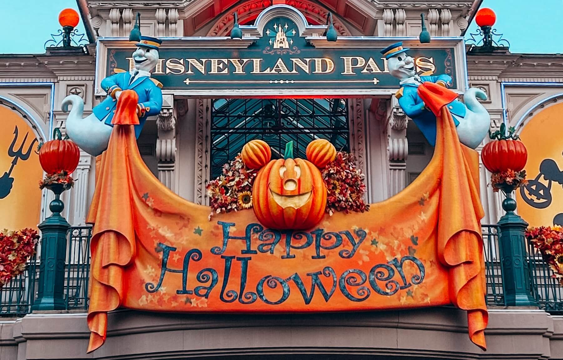 Halloween Disneyland Paris 2026 : les décorations à l'entrée du Disneyland Park