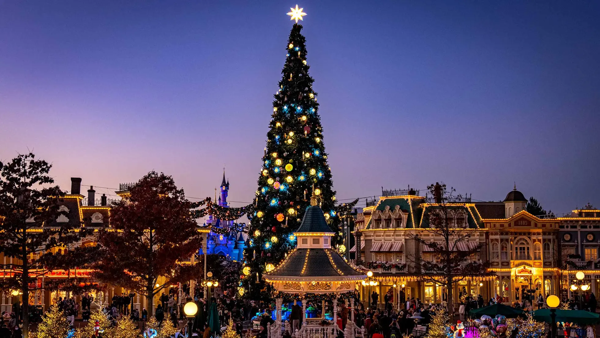 L'Illumination du Sapin de Noël à Disneyland Paris