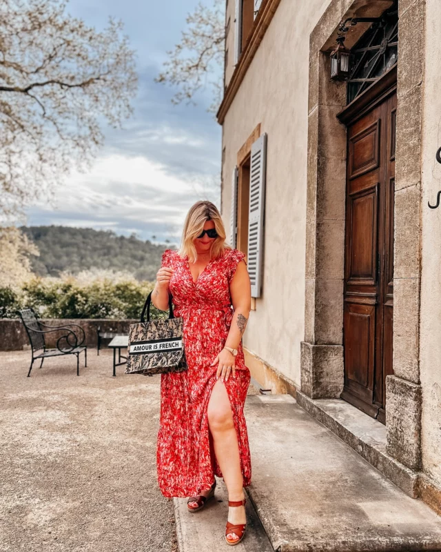 Promis, j’avais pas prévu de vous faire un défilé…
Mais visiblement, ce petit look printanier vous a tapé dans l’œil 😅

Alors voici les refs de ce look @bettylondon_officiel 👇
👗 Robe YSMINA rose (taille XL – taille bien)
👡 Sandales GIORGIA camel (semelles à mémoire de forme = ultra confort)
👜 Sac LAINA noir & beige

Et chez vous, on en est où ?
Encore en bottes ou déjà team sandales ? ☀️

J’en profite pour vous souhaiter un bon week-end ❤️

(look offert)

#ootd #lookfemme #printemps #modestyle #inspirationsaison #modeprintemps #bettylondon #fashionlover #midsize #taille44 #momlook #dailyoutfit