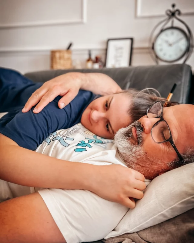 EUX ❤️

Et moi, je fonds quand je les vois comme ça.

Ces petits moments de tendresse…
C’est ça aussi, mon bonheur du quotidien ✨

#pèrefille #tendresse #famille #fatheranddaughter
